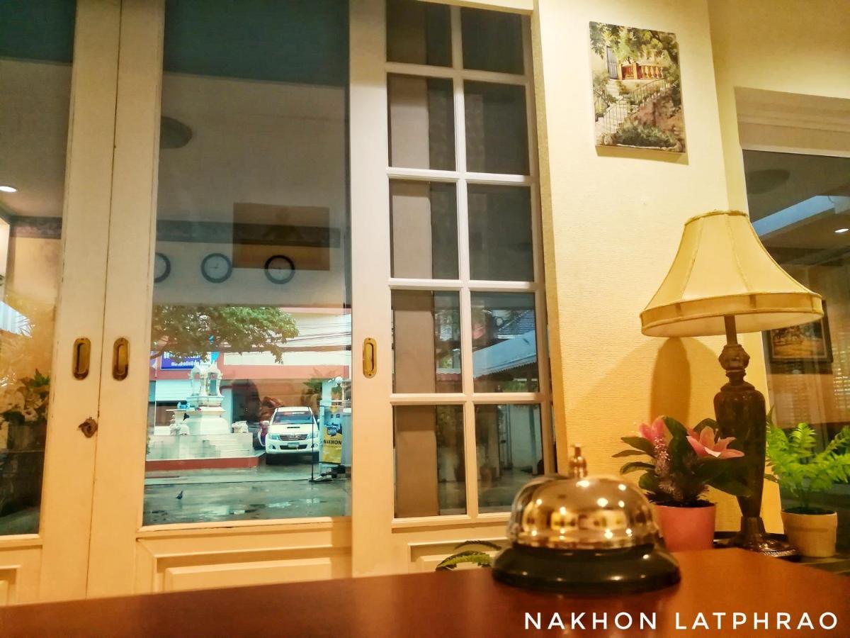 Nakhon Latphrao Hostel Bangkok Buitenkant foto